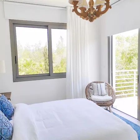 Luxury Beachfront With Private Pool, Private Beach, Yoga & Sea Adventures * Larnaca