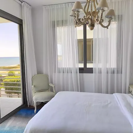 Dom wakacyjny Luxury Beachfront With Private Pool, Yoga & Sea Adventures