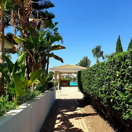 Semesterbostad Luxury Beachfront With Private Pool, Private Beach, Yoga & Sea Adventures Larnaca