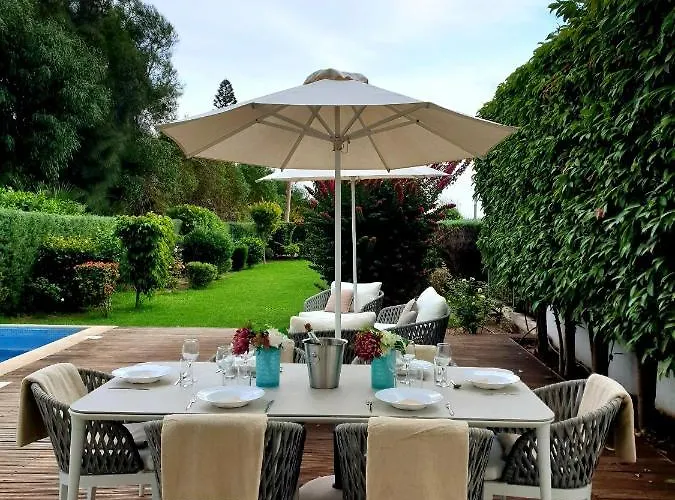 別荘 Luxury Beachfront With Private Pool, Private Beach, Yoga & Sea Adventures ラルナカ