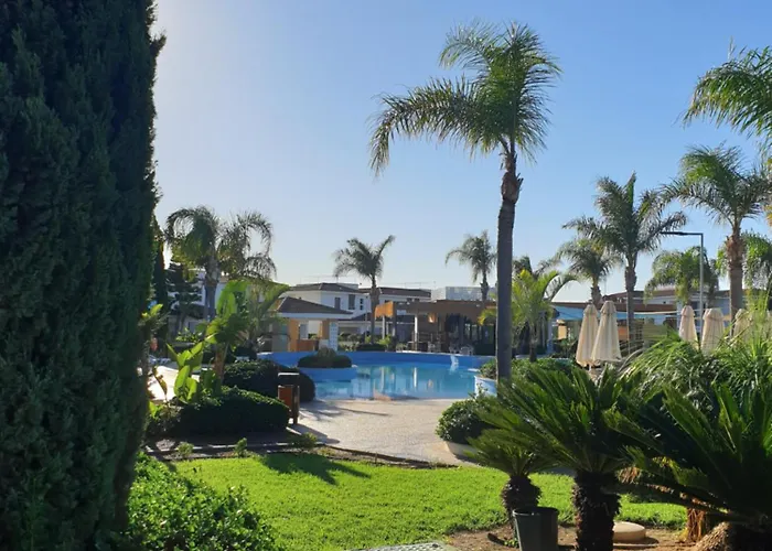 Luxury Beachfront With Private Pool, Private Beach, Yoga & Sea Adventures ラルナカ