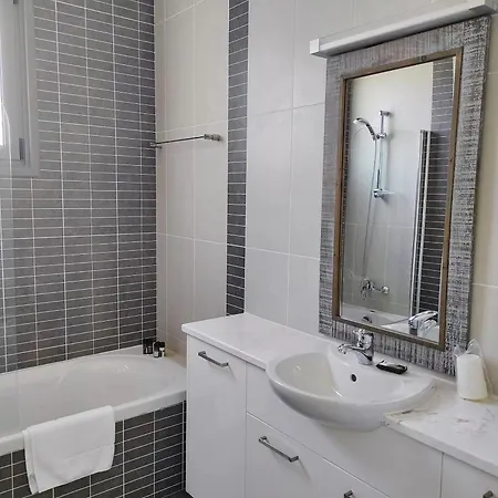 בית נופש Luxury Beachfront With Private Pool, Private Beach, Yoga & Sea Adventures